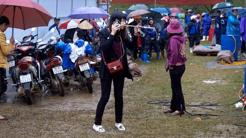 Nghe điện thoại với chiếc gậy selfie "thần thánh" không hề tiện lợi chút nào.