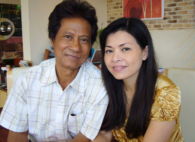 Cho đến bây giờ, hơn 40 năm đã qua, bà Vương Nga lúc nào cũng ở bên Chế Linh như hình với bóng không rời.