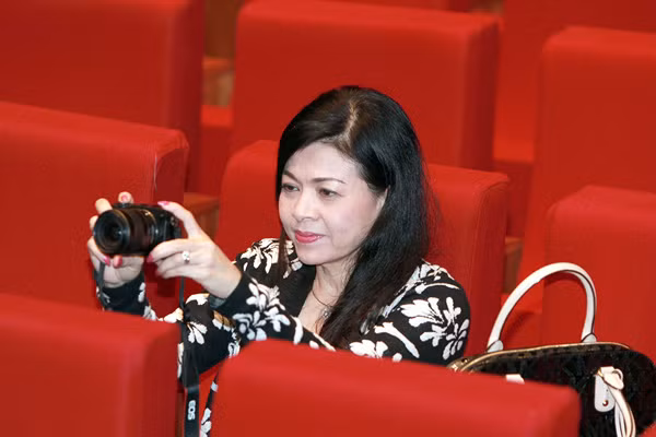 Bà xã Chế Linh còn dùng máy ảnh lưu lại những khoảnh khắc quý của chồng trên sân khấu