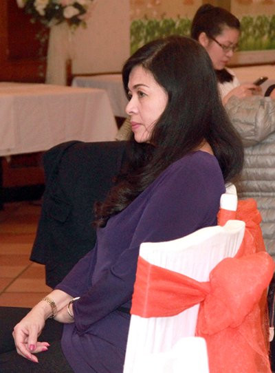 Khi chồng lên sân khấu, bà ngồi dưới chăm chú lắng nghe ông hát như một fan thực thụ.