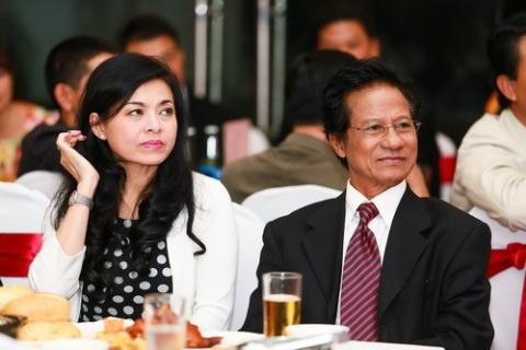 Bà luôn có mặt bên chồng trong mọi sự kiện lớn nhỏ.