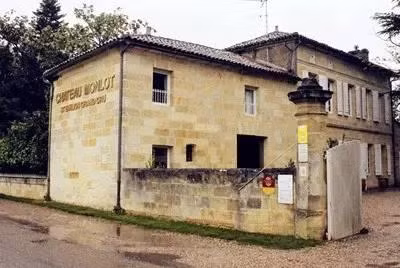 Ngày 24/10, trên trang Beijing Youth Daily đã đăng tải những hình ảnh hiếm hoi về khu biệt thự ngoại ô Bordeaux, Pháp của Triệu Vy. Bức ảnh ngay lập tức gây bão và trở thành tâm điểm hâm mộ của nhiều người về khối bất động sản khổng lồ của nàng Én nhỏ. Theo như tiết lộ, vợ chồng Triệu Vy đã chi khoảng 140 tỷ đồng để sở hữu căn biệt thự này.