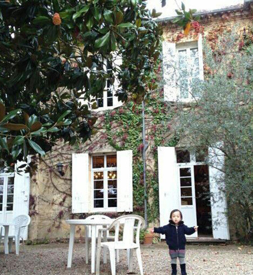 Triệu Vy còn sở hữu nhiều bất động sản lớn khác tại Bắc Kinh, Thượng Hải, Hồng Kông. Đối với Triệu Vy, việc mua bán bất động sản là một cách để cô đầu tư và thu lợi nhuận.