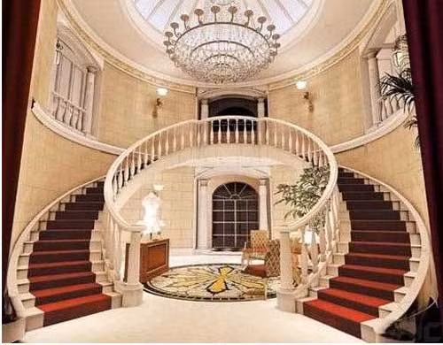 Ở Bắc Kinh, Triệu Vy mua biệt thự ở nhiều nơi như biệt thự Tài Phú thuộc khu Thuận Nghĩa, Tinh Thúy Viên, chung cư Lượng Mã Hà, ước tính tổng cộng đầu tư 50 triệu NDT (tương đương hơn 178 tỷ VND).