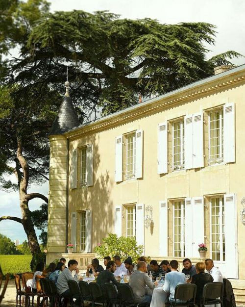 Bên ngoài khu biệt thự với thiết kế cổ điển sang trọng còn có vườn hoa lớn. Những bữa tiệc có sức chứa lên đến trăm người.