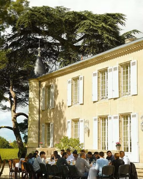 Bên ngoài khu biệt thự với thiết kế cổ điển sang trọng còn có vườn hoa lớn. Những bữa tiệc có sức chứa lên đến trăm người.