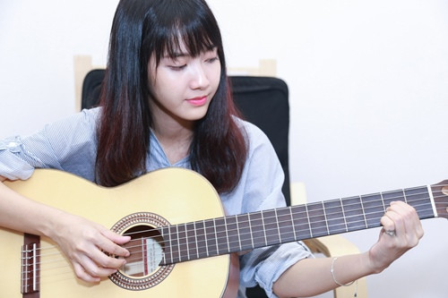 Sau khi thu âm, Jang Mi lại di chuyển tới lớp học guitar.