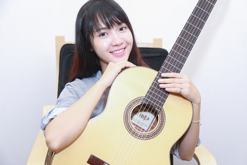 Cô chăm chỉ dành thời gian để học thanh nhạc, đàn guitar và vũ đạo để chuẩn bị con đường chuyên nghiệp.