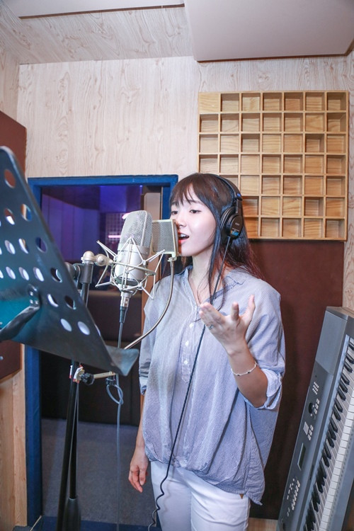 Nhân viên phòng thu khá bất ngờ trước giọng hát chỉn chu, không chênh phô của Jang Mi.