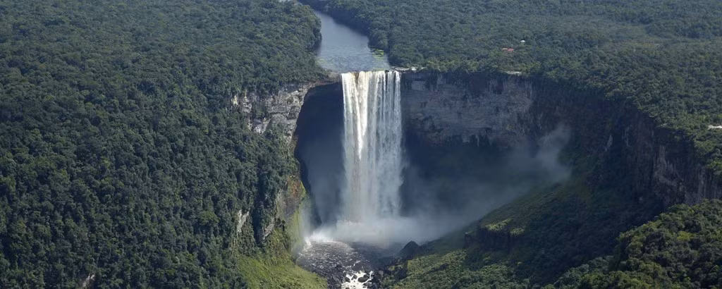 Guyana “Đây thực sự là một trong những khu rừng nhiệt đới hoang sơ nhất trên thế giới. và gần như không có con đường nào ở đây”, Chris Leadbeater cho biết. Thác Kaieteur tuyệt vời đến mức bạn sẽ không thể rời mắt. Ảnh: Radioguyanafm89.com.