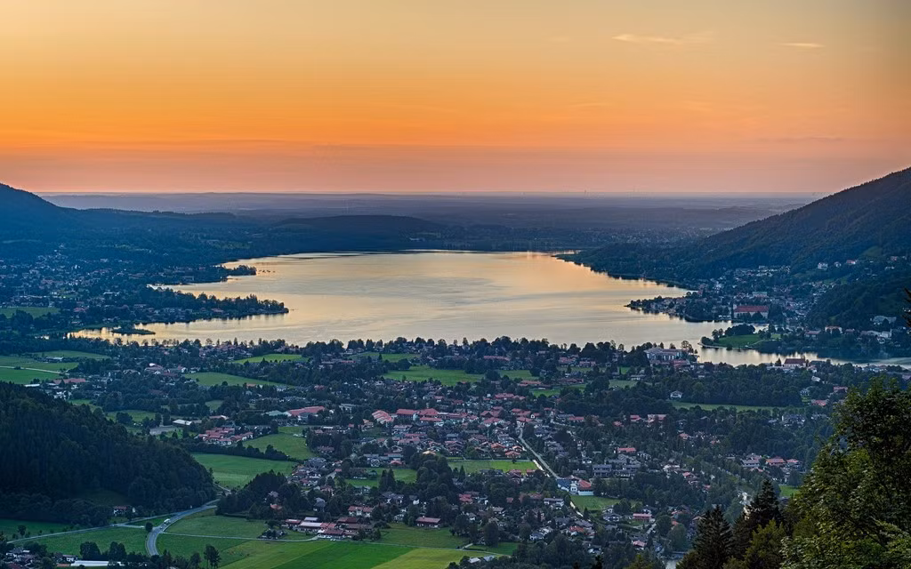 Tegernsee, Đức Được bao phủ bởi tuyết trắng, đây là một trong những nơi đẹp nhất ở Bavaria. Đôi khi, bạn có thể bắt gặp những con gà, dê từ phía sau hàng rào. Ở đó còn có những người già hoạt bát, cởi mũ để gửi bạn lời chào thân ái. Ảnh: Zastavki.com.