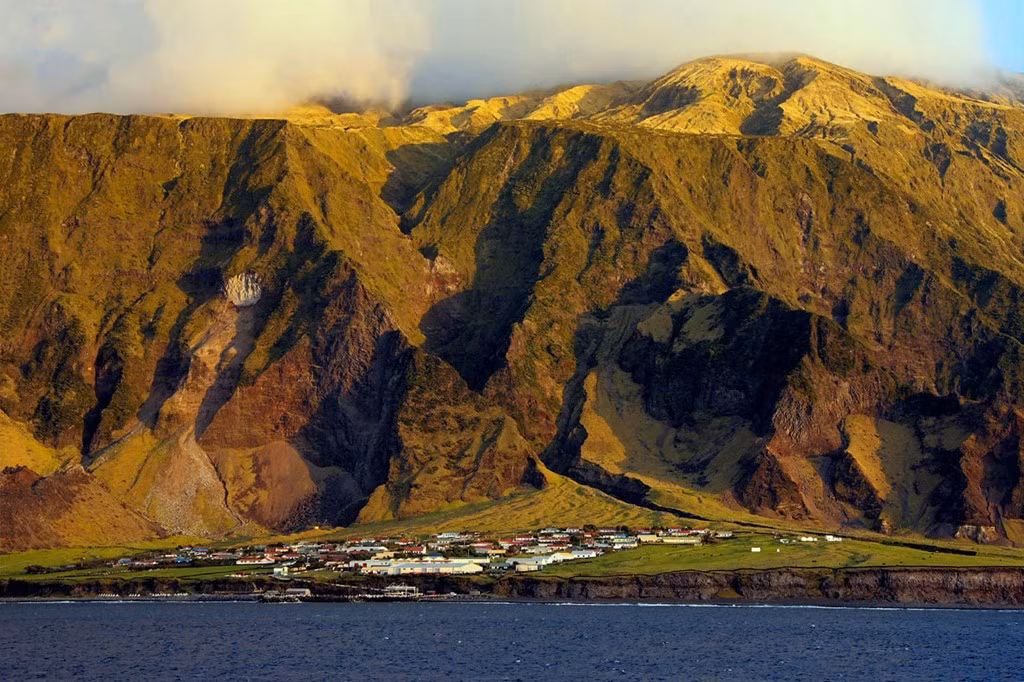 Tristan da Cunha Nếu thiên đường là cô đơn, có lẽ bạn sẽ thấy tận cùng sự cô quạnh khi đặt chân đến vùng đất hải ngoại của Anh. Đây là quần đảo có người sinh sống xa nhất thế giới. 266 người gọi đây là nhà và mặc dù rất xa xôi, nơi này cũng có dịch vụ sân golf 9 lỗ và quán rượu Albatross. Để đến được nơi này không dễ dàng. Bạn sẽ phải đi trên chuyến tàu từ Cape Town. Tuy nhiên, chuyến tàu này không khởi hành thường xuyên. Ảnh: Affixmag.
