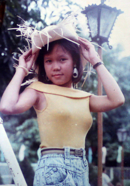 Dù đang bận rộn chuẩn bị cho liveshow kỷ niệm 20 năm theo đuổi nghệ thuật, mới đây, nữ danh hài Việt Hương vẫn chia sẻ chùm ảnh hiếm nhằm ôn lại kỷ niệm thuở còn là thiếu nữ. Đây là những hình ảnh chưa từng được nữ nghệ sĩ công bố trước đó, với đầy đủ khoảnh khắc từ khi cô còn là một học sinh, sinh viên ngô nghê cho đến lúc nhận được những vai diễn đầu tay. Việt Hương sinh ra trong một gia đình có truyền thống nghệ thuật, ông ngoại cô là nhà ảo thuật xiếc Huỳnh Thế Sơn, ba là nghệ sĩ xiếc Lâm Bằng.