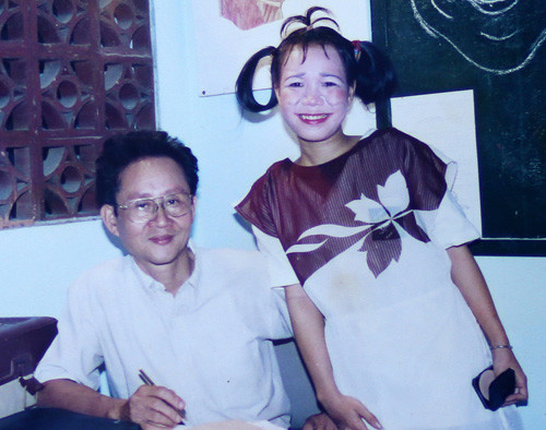 Khi chuyển sang lớp diễn viên hài, Việt Hương luôn được thầy cô tin tưởng giao chức lớp trưởng. Cô luôn là sinh viên xuất sắc trong nhiều năm liền.