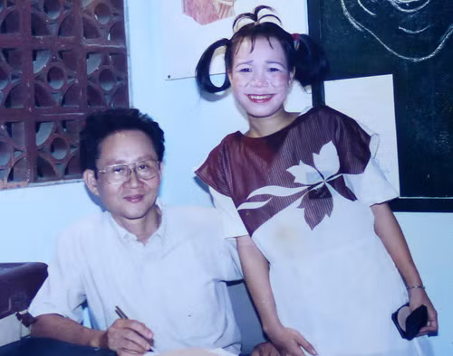 Khi chuyển sang lớp diễn viên hài, Việt Hương luôn được thầy cô tin tưởng giao chức lớp trưởng. Cô luôn là sinh viên xuất sắc trong nhiều năm liền.