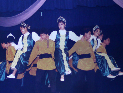 Năm 1999, Việt Hương một lần nữa giành huy chương vàng cho Diễn viên xuất sắc tại “Liên hoan sân khấu chuyên nghiệp toàn quốc”.