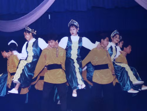 Năm 1999, Việt Hương một lần nữa giành huy chương vàng cho Diễn viên xuất sắc tại “Liên hoan sân khấu chuyên nghiệp toàn quốc”.