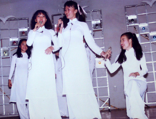 Việt Hương biểu diễn cùng diễn viên Kim Huyền và Ngọc Trinh (Mùi ngò gai). Đó là thời điểm cả 3 cùng tham gia chung một chương trình ca nhạc.