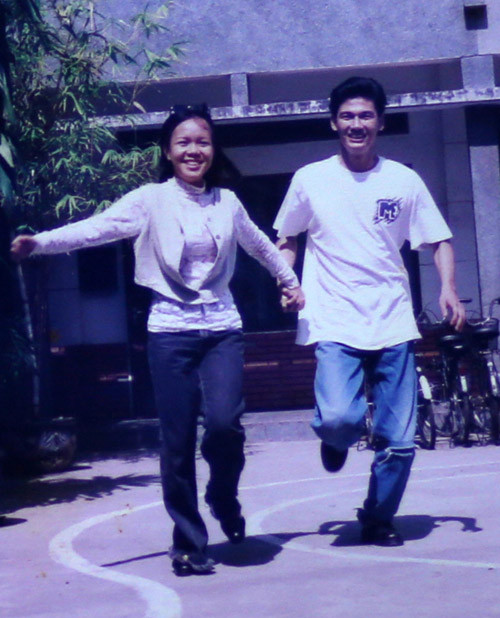 Thời gian còn ngồi trên ghế nhà trường, Việt Hương rất thân thiết với nam diễn viên Tiết Cương.