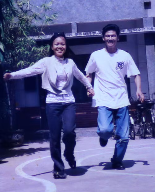 Thời gian còn ngồi trên ghế nhà trường, Việt Hương rất thân thiết với nam diễn viên Tiết Cương.