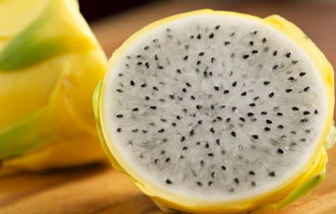 Thanh long vàng bổ ra trông khá bắt mắt. Thanh long vàng có mùi thơm đặc trưng, giàu dinh dưỡng nên nhiều khách hàng Việt ưa chuộng.