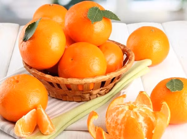 6. Cam, quýt Cam và quýt chứa limonoid, có khả năng phân giải các chất gây ung thư, giảm sự phát triển của các tế bào ung thư, cũng như ngăn chặn tác hại của ung thư với các tế bào trong cơ thể, bảo vệ gene tốt... Để cam, quýt phát huy tác dụng tốt nhất, nên ăn cả vỏ hoặc xay sinh tố cả vỏ.