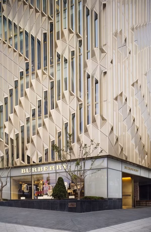 Tòa nhà là một tổ hợp không gian đa chức năng và là nơi tổ chức sự kiện của thương hiệu. Điều đặc biệt chính là sự hoành tráng trong thiết kế kiến trúc của tòa nhà mang phong cách kiến trúc đặc trưng của Anh. Ngoại hình bên ngoài sang trọng với những đường kẻ mang hình ca rô, biểu tượng trứ danh của Burberry.