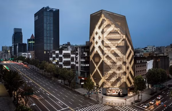 Mới đây nhất, tại Seoul - thủ đô Hàn Quốc, Burberry đã chính thức mở cửa cửa hàng flagship đầu tiên có thiết kế hoành tráng gấp nhiều lần trụ sở chính của hãng ở thành phố London, quê hương của Burberry. Tòa nhà cao 13 tầng với thiết kế đặc trưng của thương hiệu nằm nổi bật trên giao lộ đông đúc Cheongsam của thủ đô Seoul. Đây cũng chính là trụ sở chính của hãng tại nước này.