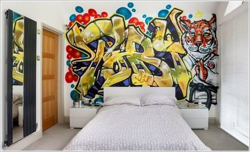 Phòng ngủ cho thanh thiếu niên sẽ nổi bật hơn khi trang trí tường bằng những hình vẽ, tranh graffiti, sơn tường thành một tấm bảng đen để bạn thỏa sức viết, vẽ trên đó.