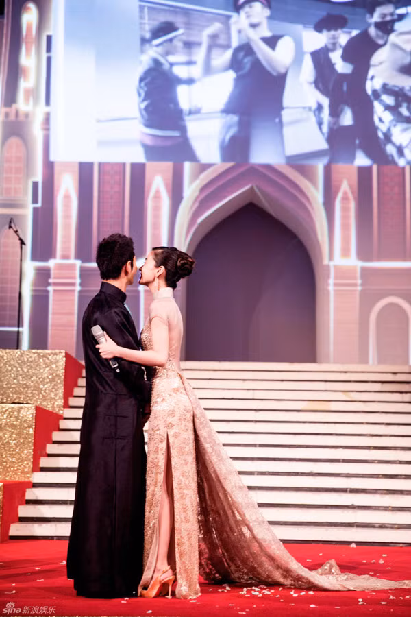 Trong lễ cưới, Angelababy diện bộ trang phục xường xám truyền thống được thêu rất tỉ mỉ, tinh xảo và gắn thêm dải váy dài phía sau tạo nên sự mềm mại, uyển chuyển.