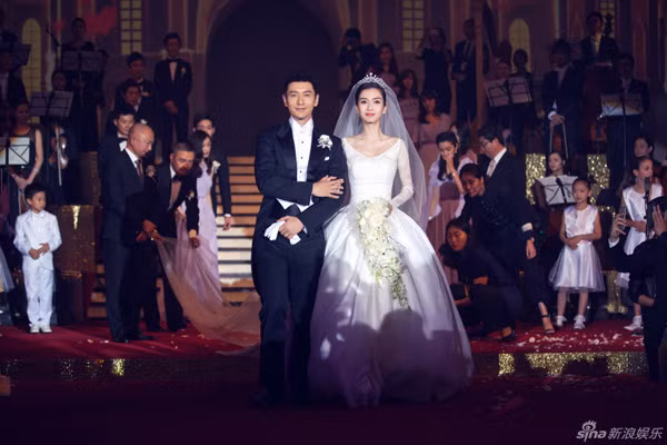 Angelababy đẹp hoàn hảo với chiếc váy cưới lộng lẫy kết hợp cùng những món trang sức kim cương đắt giá.