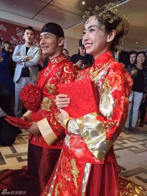 Cặp áo rồng phượng theo phong cách đám cưới cổ trang của Trung Hoa của cặp đôi cũng rất được khen ngợi nhờ những chi tiết thêu tinh xảo.