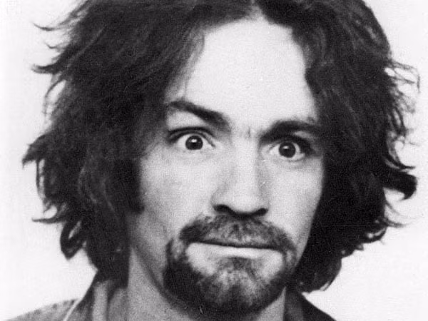 3. Chiến tranh chủng tộc 1969 của Charles Manson Charles Manson vốn dĩ là một kẻ đầu óc không bình thường với nhiều ám ảnh tôn giáo bệnh hoạn. Sinh năm 1934 và hiện đang thụ án chung thân ở nhà tù Mỹ, Manson từng tuyên bố ban nhạc The Beatles đã gửi cho ông ta thông điệp mã hóa yêu cầu ông sát hại cô vợ đang mang thai của đạo diễn Roman Polanski, nữ diễn viên Sharon Tate. Nhóm tôn giáo do Manson lập ra và chính tay ông ta cũng đã giết nhiều người khác. Manson cho rằng những năm 1960 sẽ là thời kỳ tận thế của trái đất, khi con người tiêu diệt lẫn nhau trong một cuộc chiến tranh chủng tộc giữa người da đen và da trắng.
