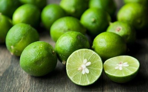 4. Rửa mặt với nước chanh Nước chanh không chỉ có tác dụng dưỡng trắng da mà còn giúp trị mụn và se khít lỗ chân lông siêu hoàn hảo. Bạn pha loãng nước chanh rồi thoa đều lên da, massage nhẹ nhàng theo chuyển động vòng tròn 30 giây rồi rửa mặt lại với nước. Bạn không nên sử dụng nước chanh quá đặc hoặc quá lâu vì nó có thể làm da bị bào mòn. Sau khi rửa mặt với nước chanh, bạn không nên ra nắng vì lúc này da rất nhạy cảm.