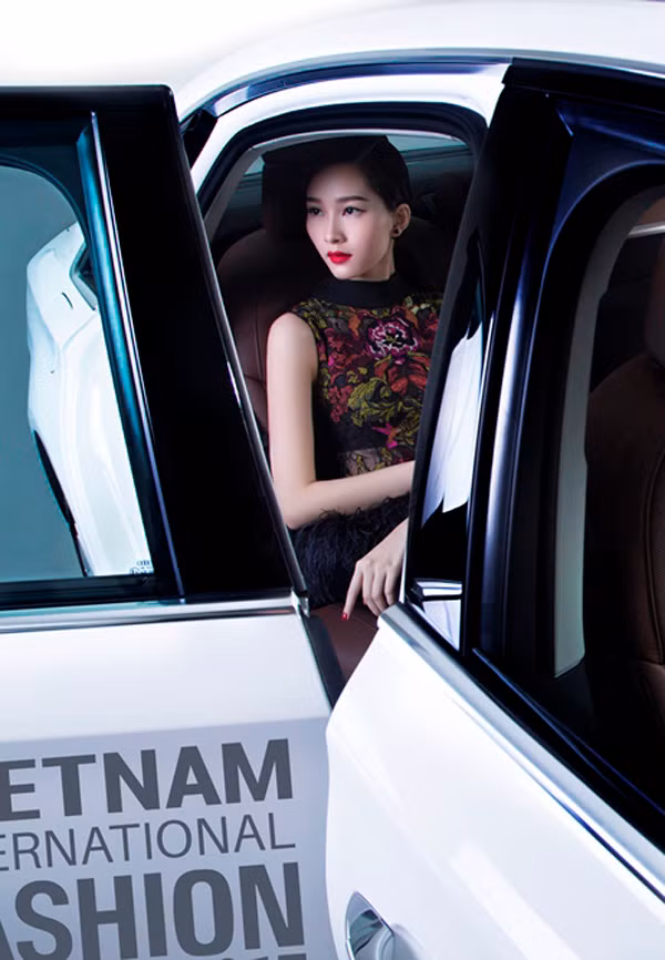 Nếu như trong thiết kế của Vincent Đoàn và Sabastian Gunawan, Hoa hậu Đặng Thu Thảo thể hiện thần thái của một hoa hậu chuẩn bị xuất hiện trên thảm đỏ từ một chiếc xe sang trọng, thì trong những thiết kế của Victoria Huyền Nguyễn – I Hate Fashion cô thể hiện sự mạnh mẽ, đầy tự tin của một quý cô thành đạt.