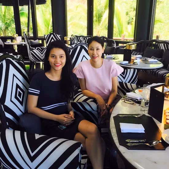 Cô liên tục chia sẻ những khoảnh khắc bên bạn bè và người thân trên trang cá nhân.