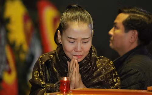 Thu Minh khóc nức nở trước linh cữu NS Lương Minh.