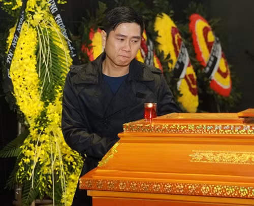 NS Hồ Hoài Anh ánh mắt đỏ hoe khi nhìn mặt người anh lần cuối.