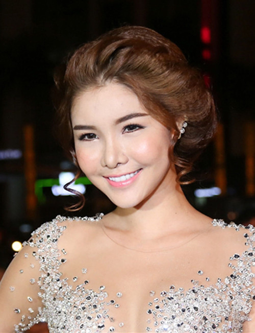 Người đẹp xuất hiện trong một sự kiện đầu 2016 với gương mặt "sưng vù", chiếc cằm dài, sống mũi cao và cánh mũi thon gọn hơn. Một loạt ảnh rò rỉ trên mạng Internet sau đó cho thấy Kỳ Hân đã tiếp tục sang Hàn Quốc phẫu thuật. Cô thừa nhận đã sửa răng hai lần, sửa mũi hai lần. Tổng chi phí của bốn lần làm đẹp là 250 triệu đồng.