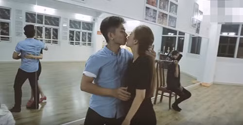 Dù đã kết hôn nhưng cả hai vẫn thường dành tình cảm cho nhau như thế này.