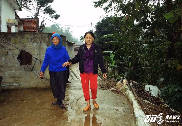 Chị Phạm Thị Duyên, 51 tuổi, mù cả hai mắt từ nhỏ, thêm chứng bệnh thiên đầu thống đeo bám suốt mấy năm nay. Những ngày trở trời, đầu chị lại đau như búa bổ, và cứ thế người cha già lại chạy đôn chạy đáo vay mượn tiền, lo thuốc thang cho chị.