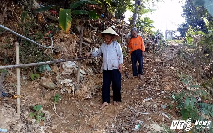 Cụ bà Hóa tuy bệnh tật nhưng những ngày trời nắng ráo vẫn theo chân chồng xuống sông. Gạt nước mắt, bà Hóa chia sẻ: "Gia đình đã nghèo còn gặp eo, vợ chồng già sinh được hai đứa con nhưng đứa thì bị tàn tật, đứa thì mù lòa, cả nhà 4 người cứ thế ốm đau suốt. Do bà bị phong khớp nên không được chạm nước, thương ông mà không biết phải làm sao, chỉ biết theo chân ông xuống đến bờ rồi đứng nhìn".