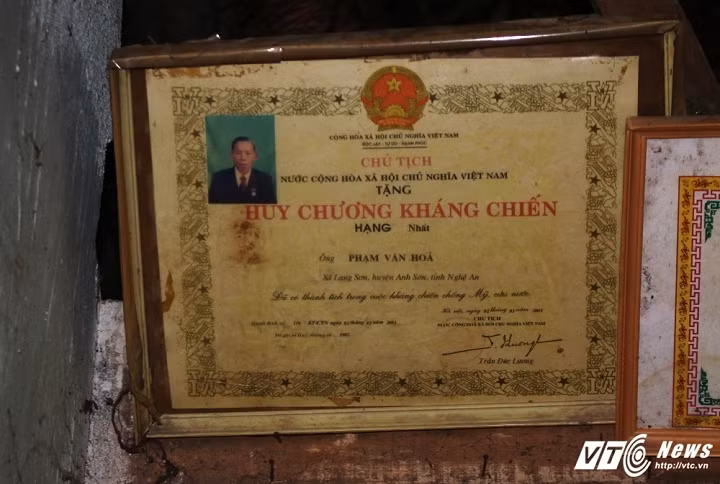 Cả ông và bà Hóa đều tham gia chiến đấu trong thời kháng chiến chống Mỹ, hai người đều có huy chương kháng chiến và bằng khen chiến đấu. Tuy nhiên, vì thời gian đã quá lâu, không có giấy tờ lưu hồ sơ nên cả hai không được hưởng chế độ của nhà nước.