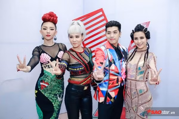 Tập đầu tiên của chương trình “Giọng hát Việt” vừa lên sóng tối qua đã khiến khán giả vô cùng phấn khích và hào hứng. The Voice mùa này sở hữu dàn huấn luyện viên toàn là những nghệ sĩ trẻ như: Tóc Tiên, Đông Nhi, Noo Phước Thịnh. Ra mắt khán giả truyền hình với diện mạo vô cùng tươi mới theo xu hướng phong cách táo bạo thu hút được ánh nhìn của nhiều người. Tuy nhiên mới đây một loạt tin đồn về trang phục mà Noo đang khoác trên người là đạo nhái từ trang phục của một nhà thiết kế khá nổi tiếng trong làng thời trang. Vậy sự đạo nhái trang phục này là vô tình hay cố ý ?