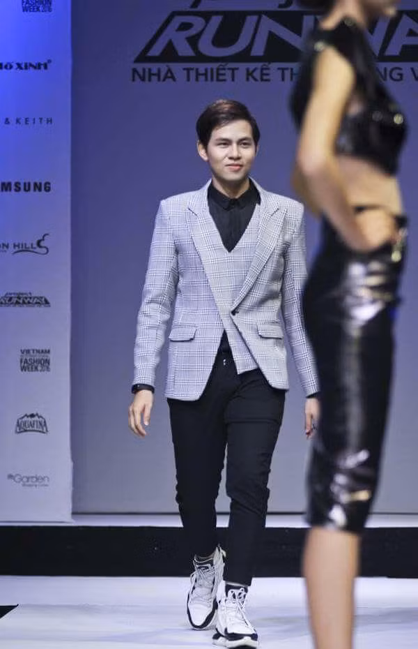 Hoàn toàn giống với kiểu vest mà nhà thiết kế Phan Quốc An đã sáng tạo.