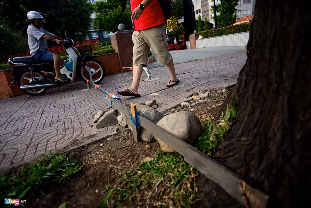 Thanh barie chỉ gắn trên nền gạch nên phường Bến Nghé đã dùng thêm gỗ đóng cọc trên nền đất buộc thêm vào để tránh việc phương tiện lách qua chỗ trống, gây hư hại cỏ.