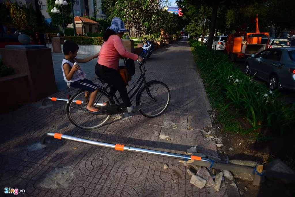 Dù không phải giờ cao điểm nhưng nhiều người dân vẫn cố đi vào đây.