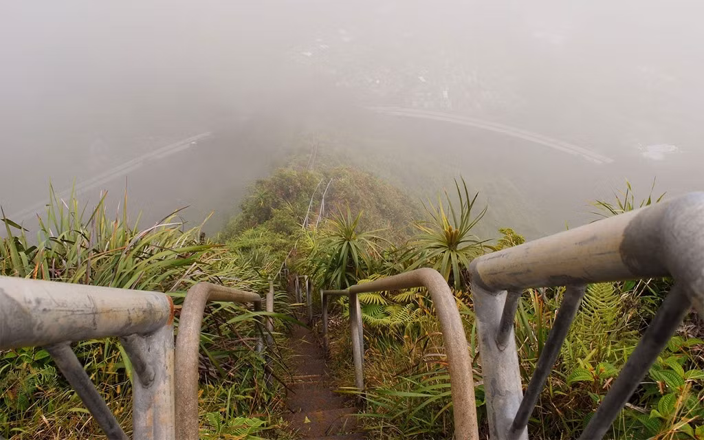 Cầu thang Haiku ở Oahu, Hawaii (Mỹ): 3.922 bậc thang lung lay dẫn lên dãy núi Koolau ở Oahu nguy hiểm tới mức bị cấm, phải có một bảo vệ dưới chân cầu thang. Cầu thang Haiku được mệnh danh là “nấc thang lên thiên đường”, xây dựng vào năm 1942 bởi hải quân Mỹ để lắp đặt các đường dây thông tin liên lạc.