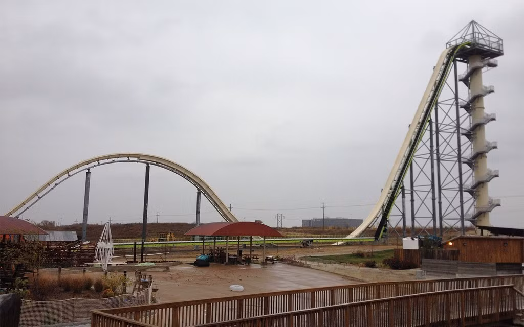 Máng trượt Verruckt, thành phố Kansas, bang Kansas (Mỹ): Riêng việc đi tới điểm xuất phát của máng trượt nước cao nhất và nhanh nhất thế giới này cũng cần lòng can đảm. Để lên tới đỉnh, bạn phải đi 264 bậc thang theo hình xoắn ốc quanh tháp trượt. Verruckt có độ cao hơn 50 m, cao hơn cả thác nước Niagara, vận tốc trượt ban đầu có thể lên tới khoảng 104 km/h.