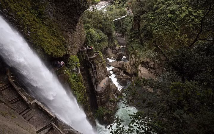 Thác nước Pailon del Diablo (Ecuador): Các bậc thang dẫn tới thác nước được thiết kế rất đẹp, hòa hợp với phong cảnh nhiệt đới. Tuy nhiên chúng làm từ những phiến đá lớn và trơn, độ bám thấp, và hơi nước từ thác càng khiến chúng trơn hơn. Mặc dù có lan can để đảm bảo an toàn, nhưng con đường này vẫn khá nguy hiểm.